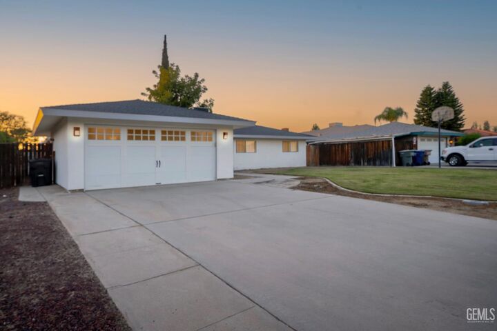 Property Photo:  5605 Nomi Street  CA 93308 