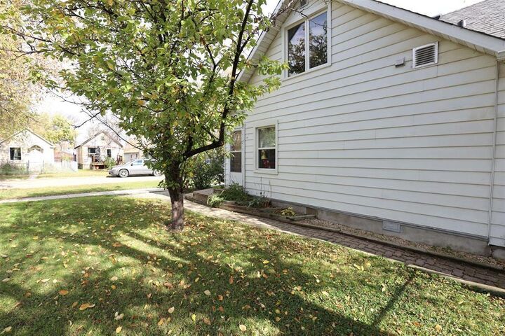 Property Photo:  328 Victoria Avenue West  MB R2C 1S8 