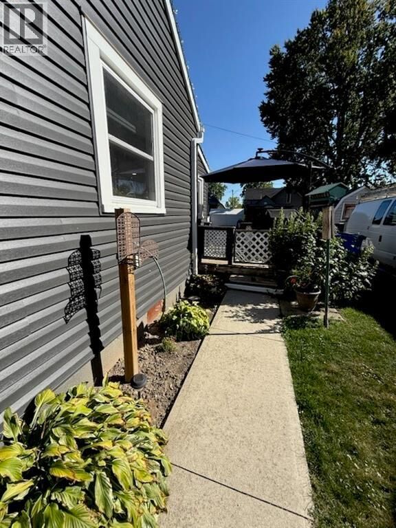 Property Photo:  21 Gillard Street  ON N8A 1M8 