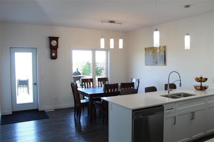 Property Photo:  102 Parkside Crescent  MB R5G 2X3 