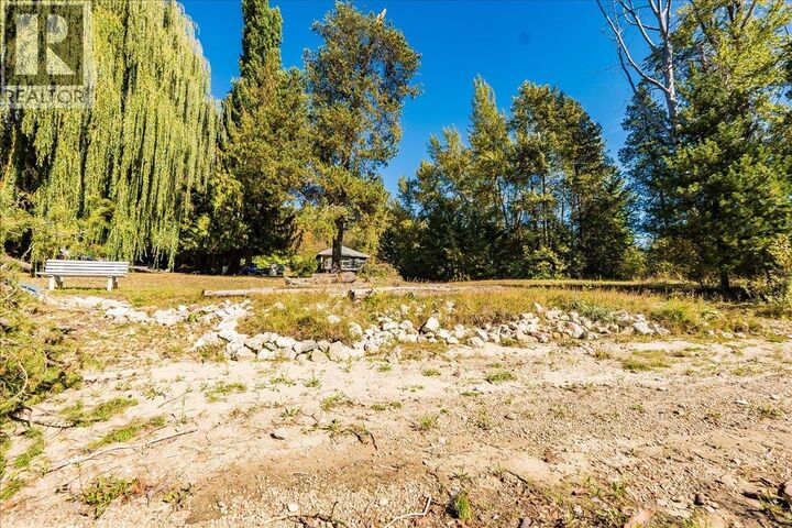 Photo de la propriété:  3788 Broadwater Road  BC V1N 4V4 