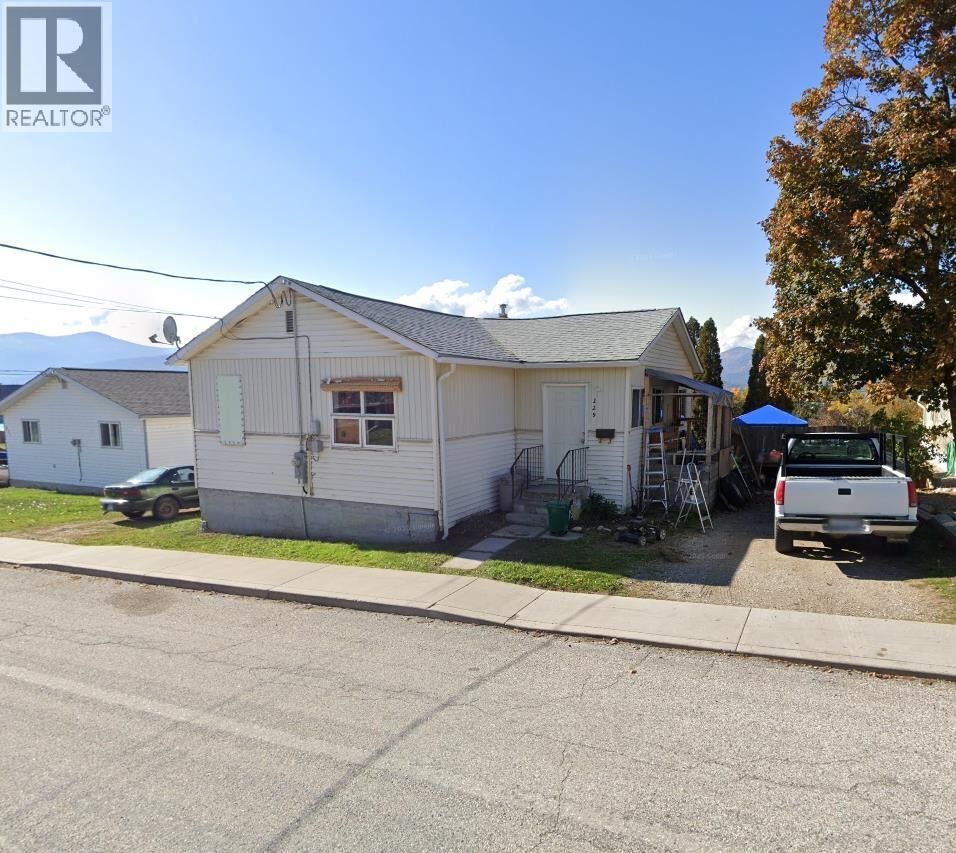 Property Photo: 229 9th S Avenue BC V0B 1G3