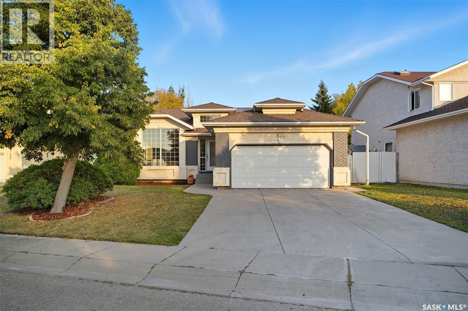 Property Photo:  302 Blackthorn Crescent  SK S7B 1V1 