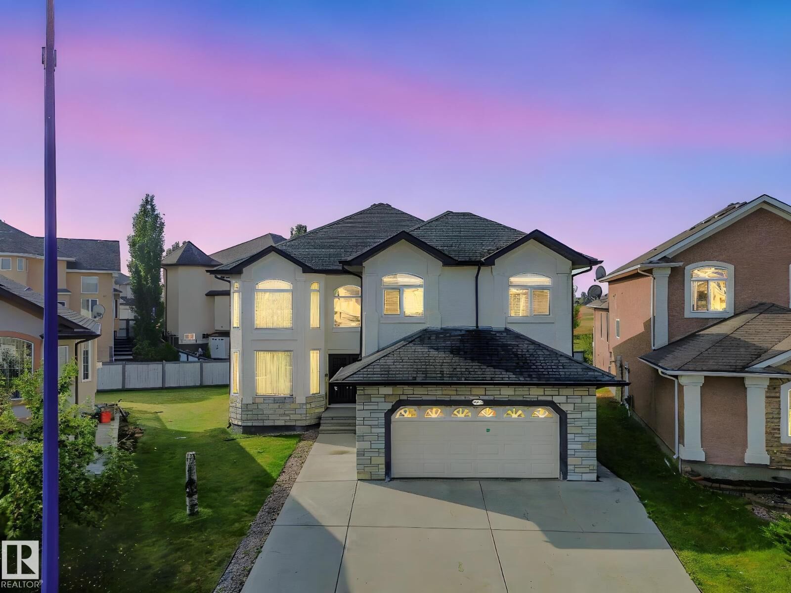 Property Photo:  6911 17 Av SW  AB T6X 0C9 