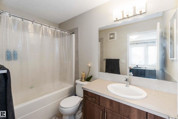 Photo de la propriété: 9932 221 Street NW AB T5T 4M7