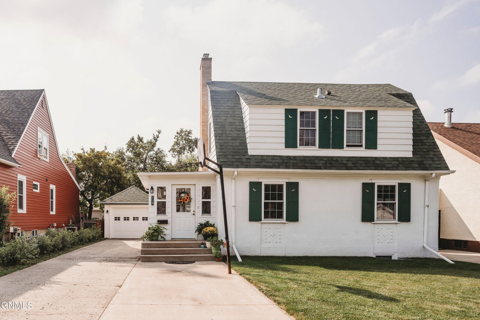 Property Photo:  718 3rd Street NE  ND 58401