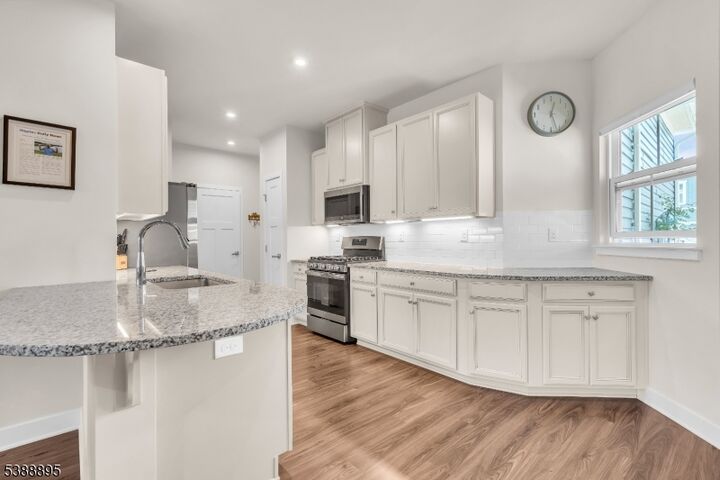 Property Photo:  11 Sharp Shinned Ct  NJ 07882 