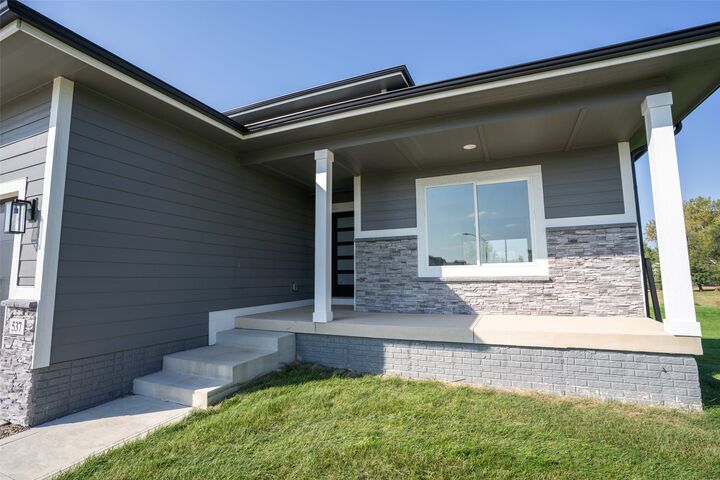 Property Photo: 537 SE Walnut Woods Drive IA 50265