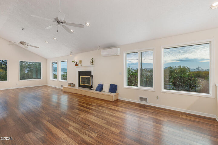 Property Photo:  568 SE Benson Road  OR 97365 