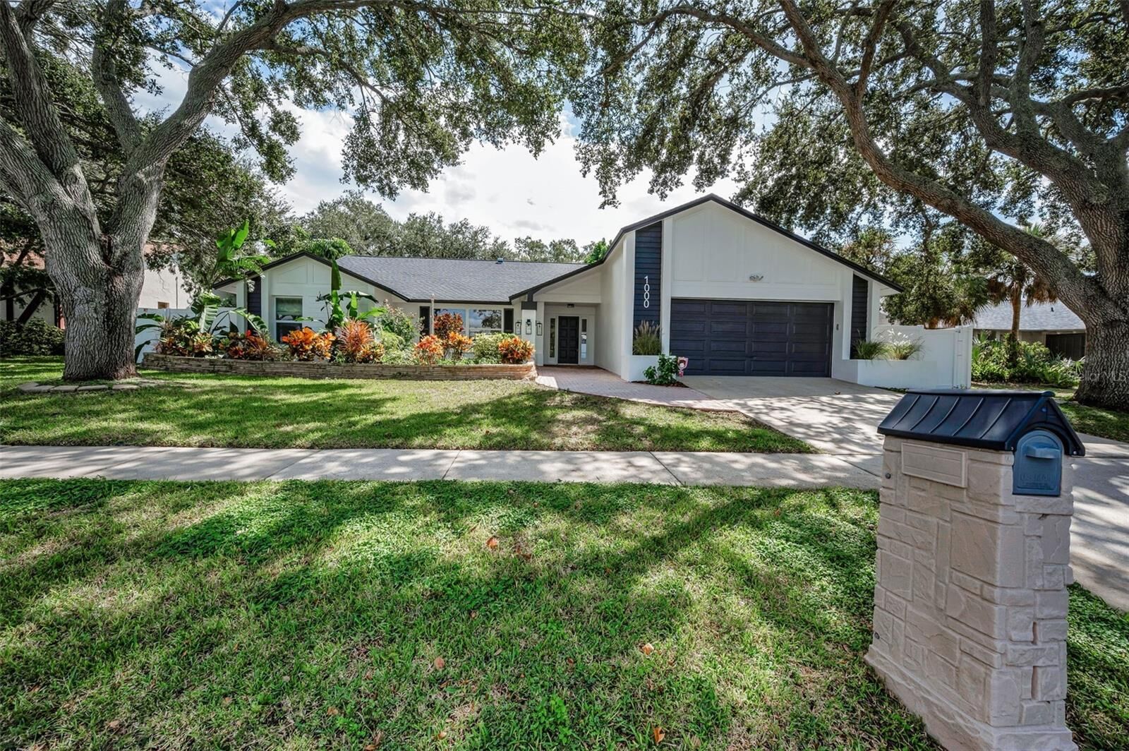 Property Photo:  1000 Wexford Leas Boulevard  FL 34683 