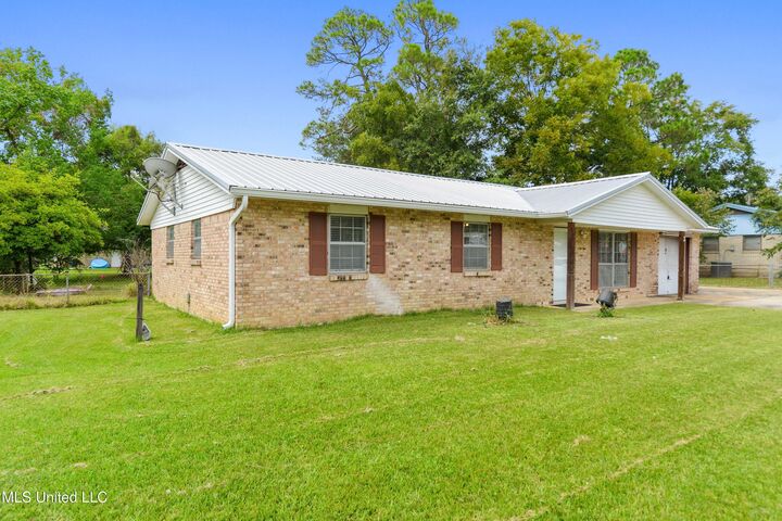 Property Photo: 2 Sandalwood Court MS 39540