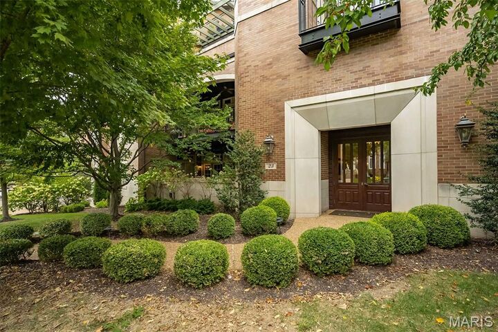 Property Photo: 23 Brighton Way 100 MO 63105