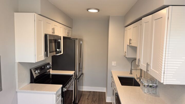 Property Photo:  2422 W Berwyn Avenue 309  IL 60625