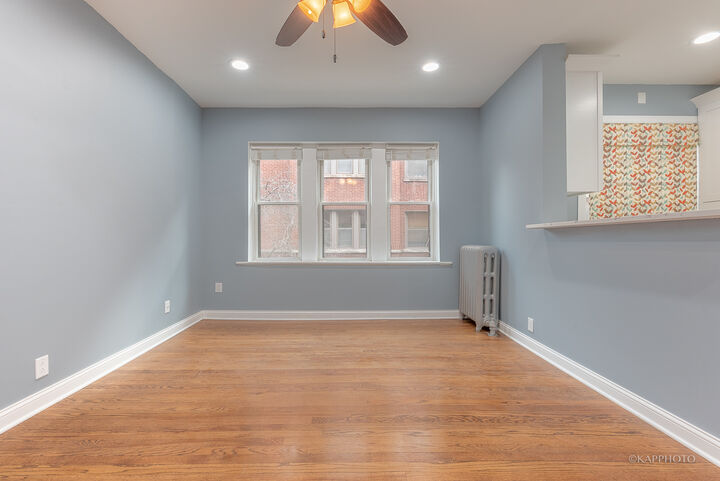 Property Photo: 1329 W Addison Street 1A IL 60613