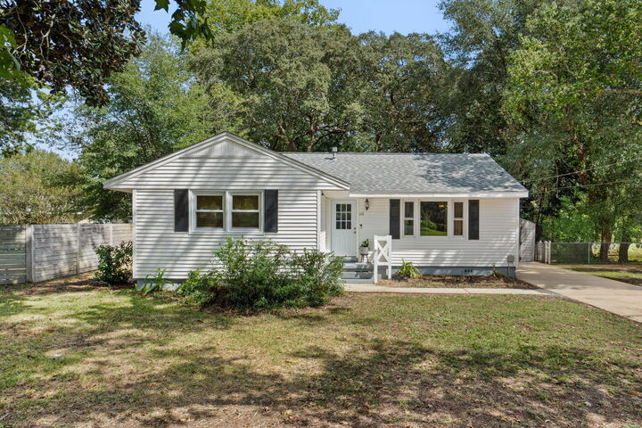 Property Photo: 119 NW Thames Place FL 32548