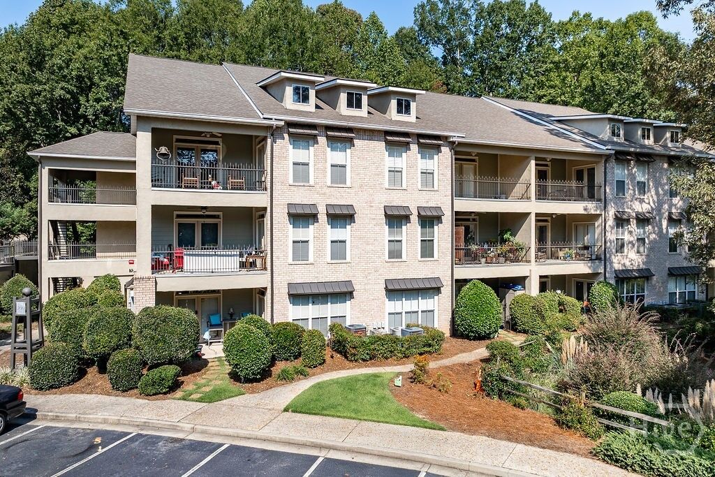 Property Photo:  125 Woodlake Drive 207  GA 30606 