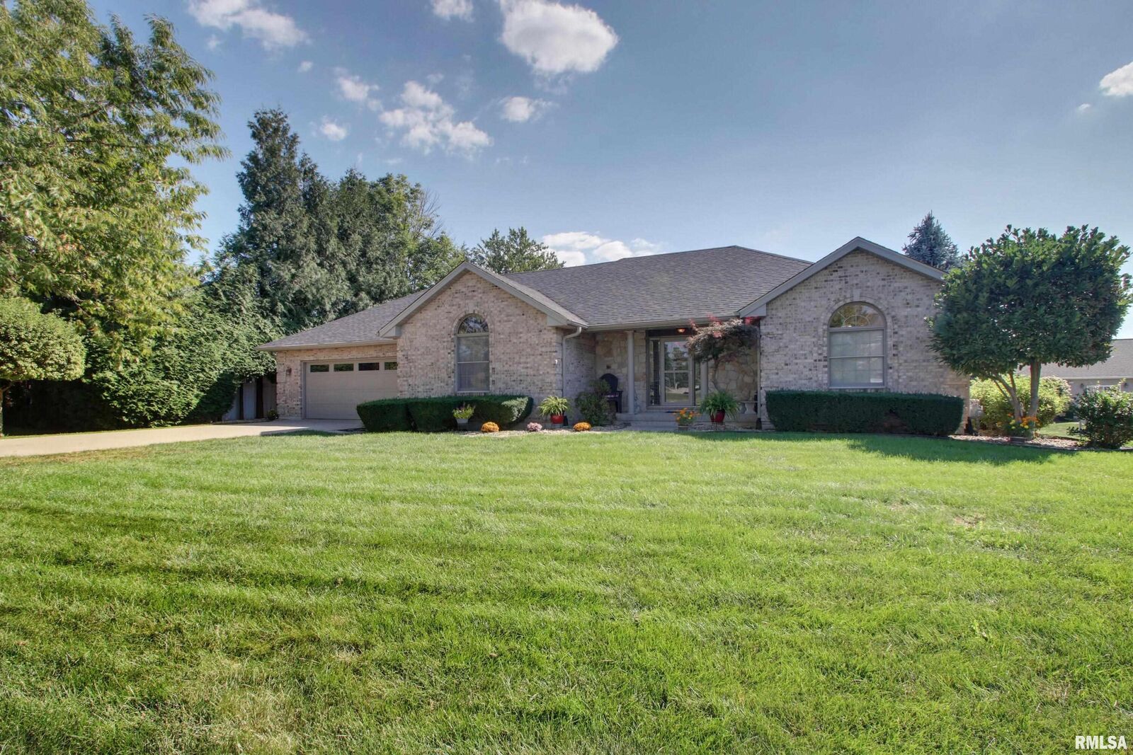 Property Photo: 1536 Wilshire Drive IL 62305