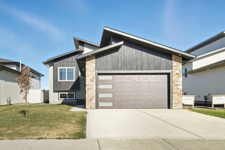 66 Metcalf Way  Lacombe AB T4L 0J9 photo