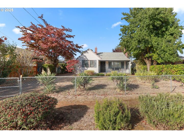 Property Photo:  8233 NE Tillamook St  OR 97220 