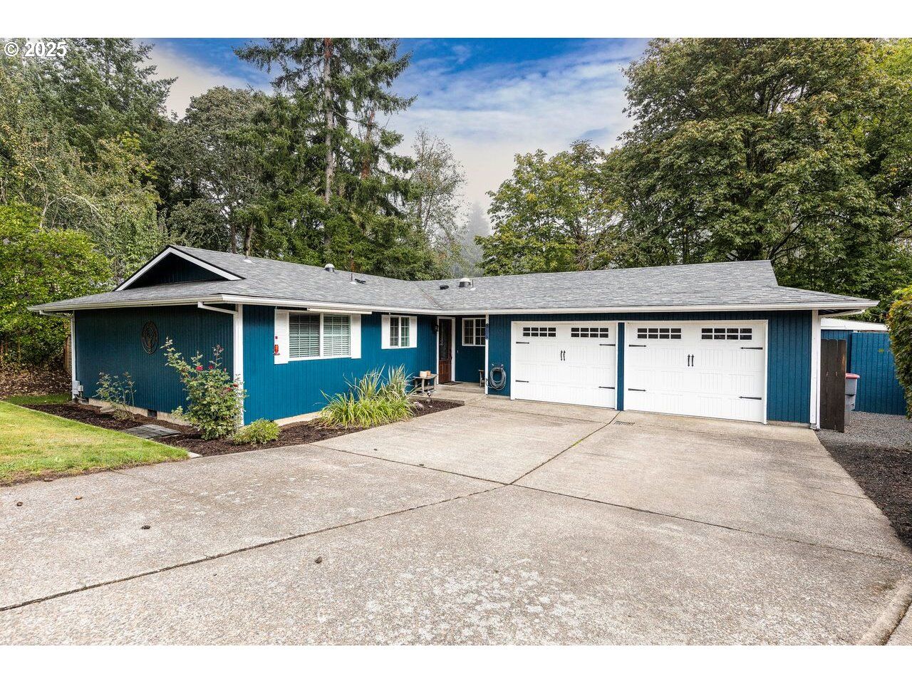 Property Photo:  913 SE Angella Ct  OR 97128 