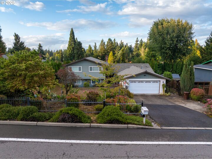 Property Photo:  7693 SE Strawberry Ln  OR 97267 