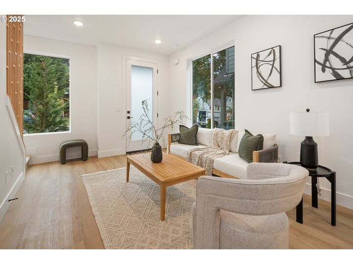 Property Photo:  4033 SE Tibbetts St  OR 97202 