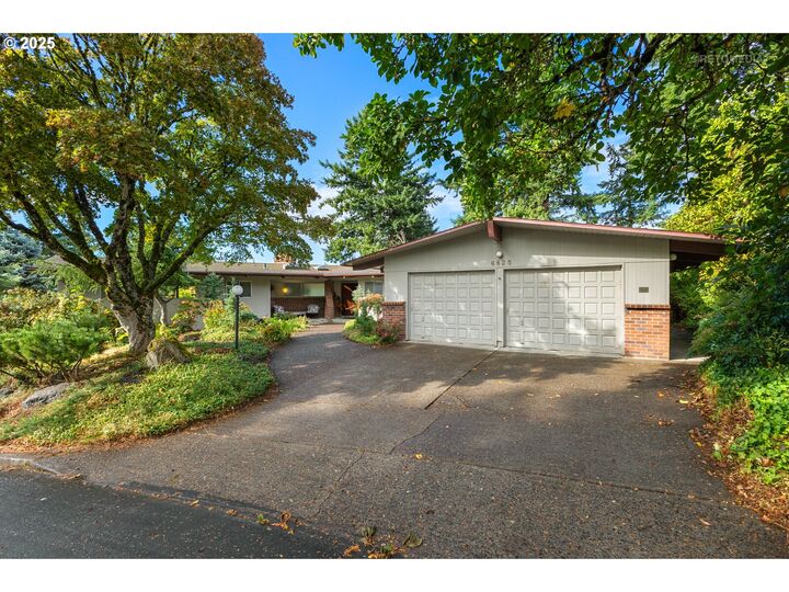 Property Photo:  6825 SE Pine Ct  OR 97215 