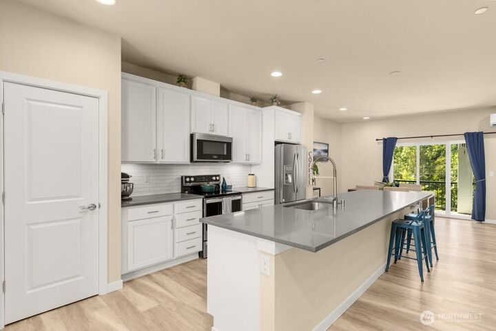 Property Photo: 14715 Admiralty Way A4 WA 98087