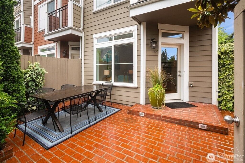 Property Photo:  213  18th Avenue E A  WA 98122 