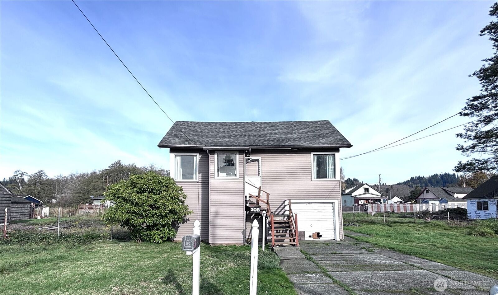 Property Photo: 208 E King St WA 98520