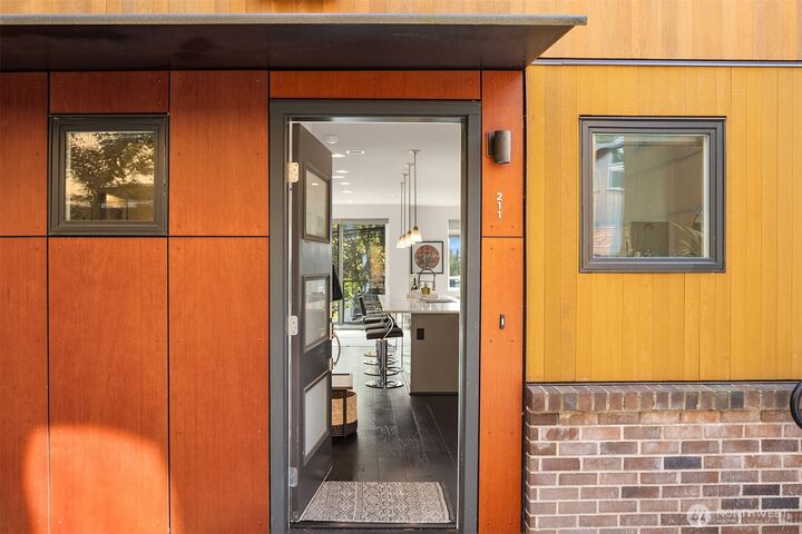 Property Photo:  3300 NE 65th Street 211  WA 98115 