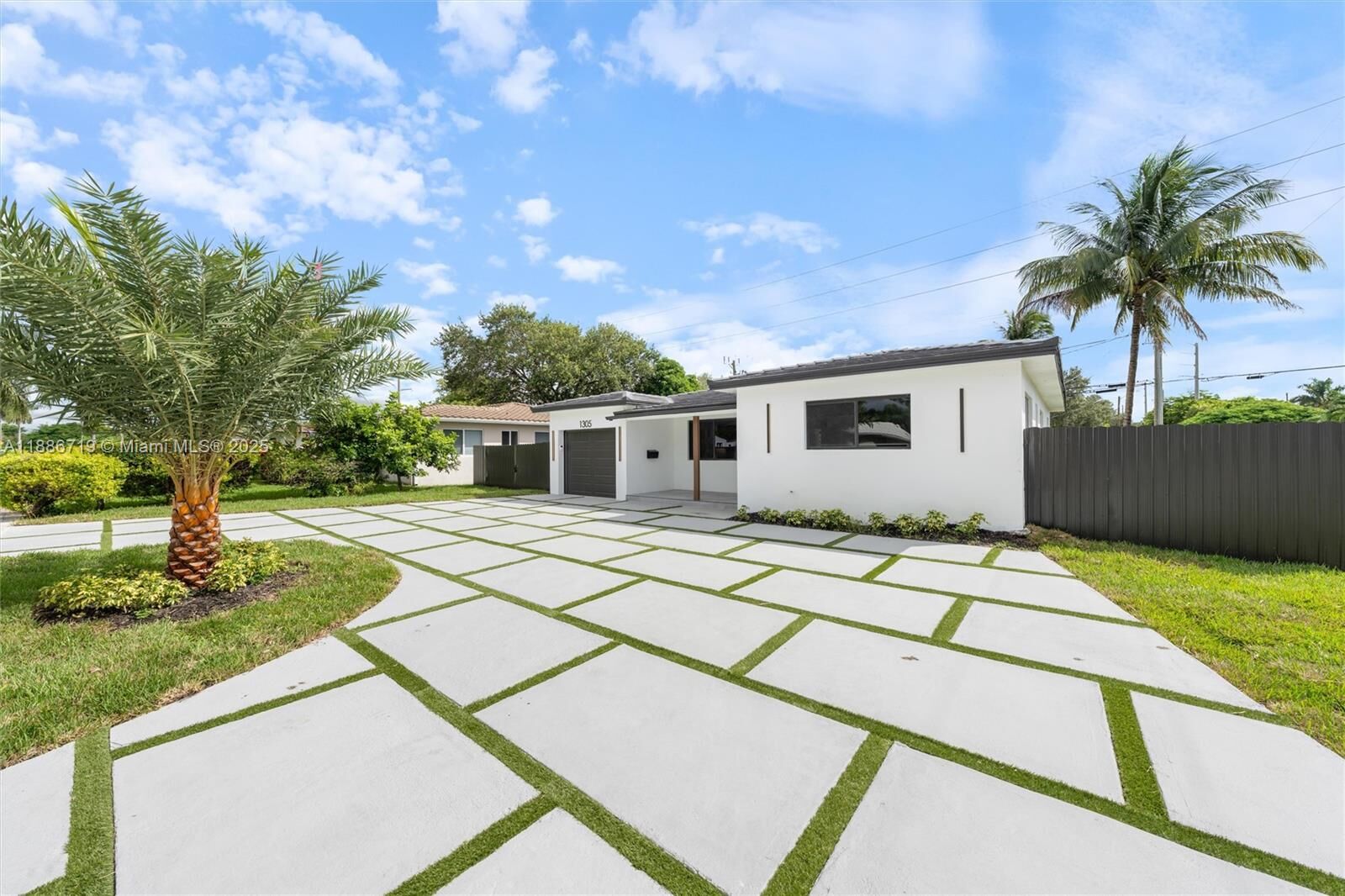 Property Photo:  1305 N 31st Rd  FL 33021 