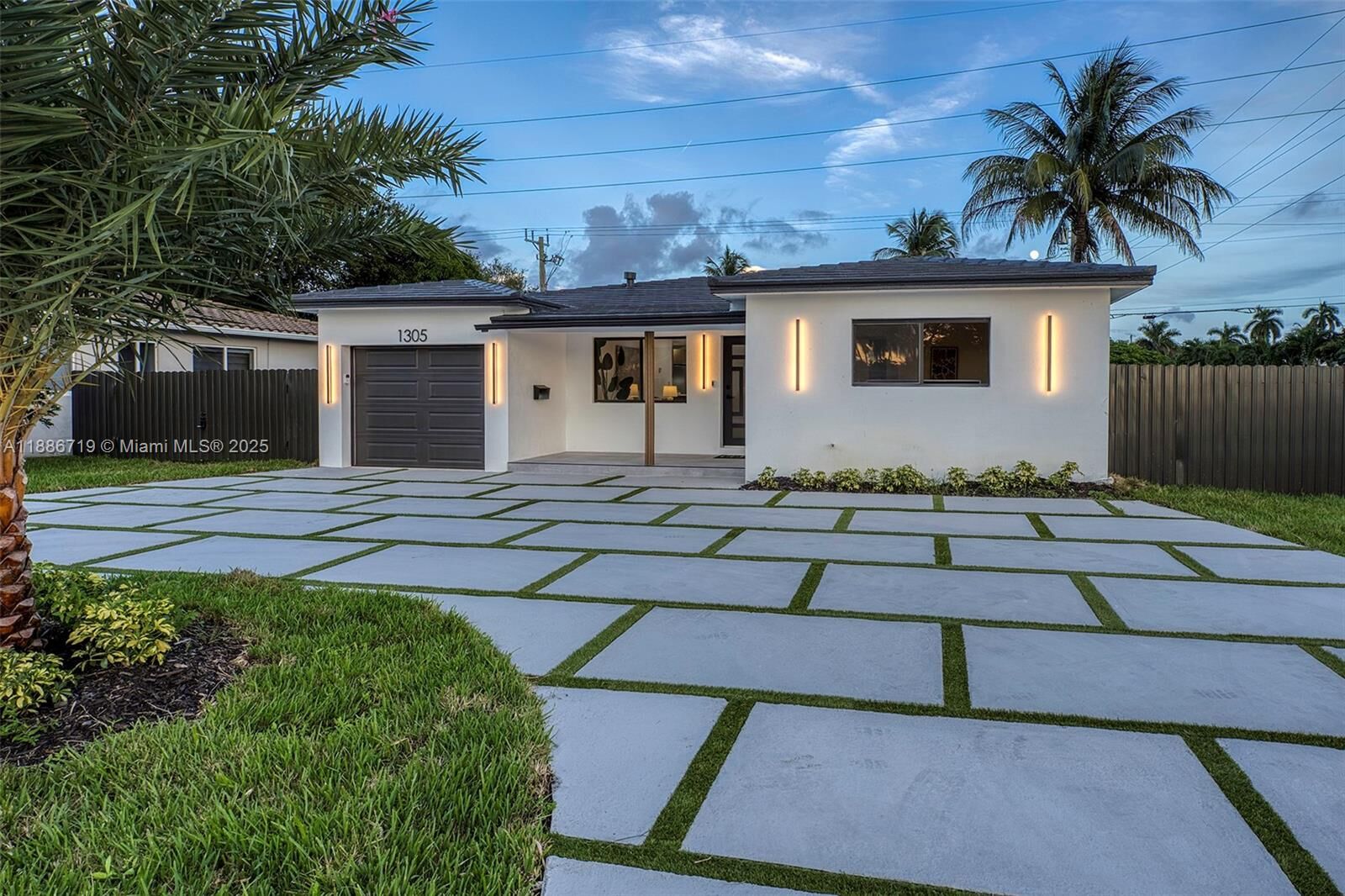 Property Photo: 1305 N 31st Rd FL 33021