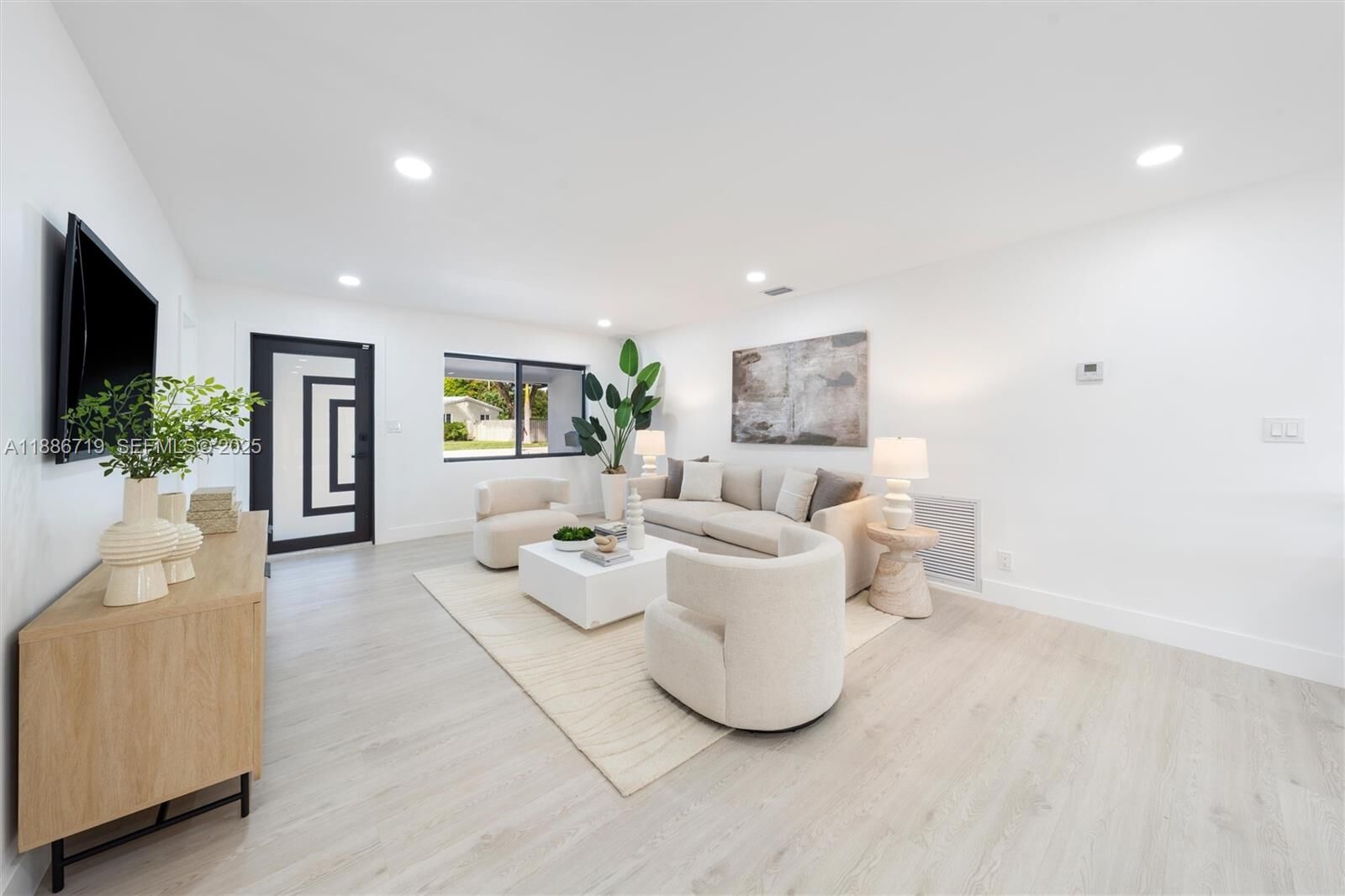 Property Photo: 1305 N 31st Rd FL 33021