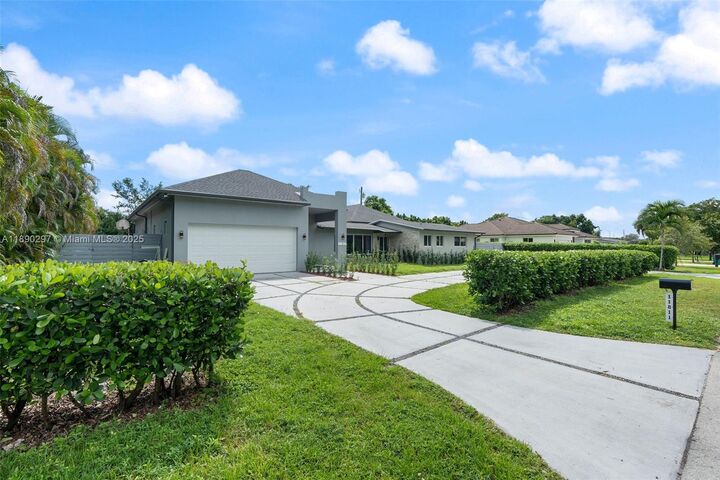 11811 SW 82 Rd  Miami FL 33156 photo