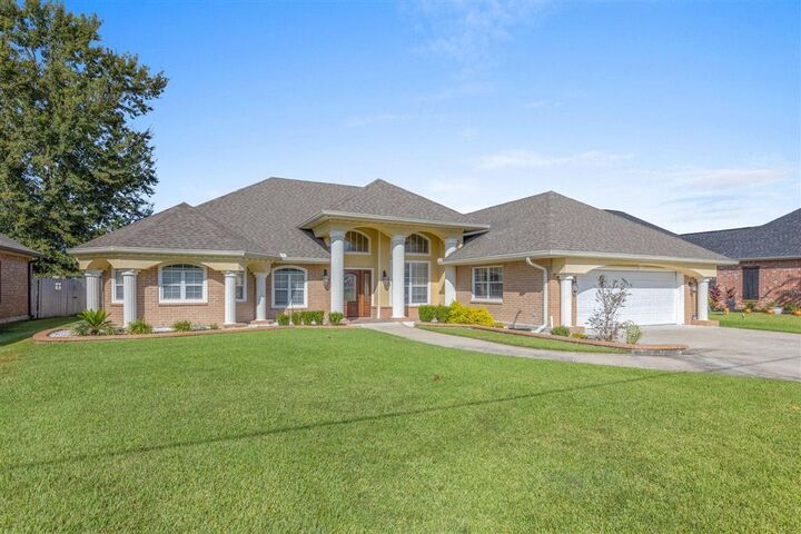 Property Photo: 4012 Woodcrest Lane LA 70605