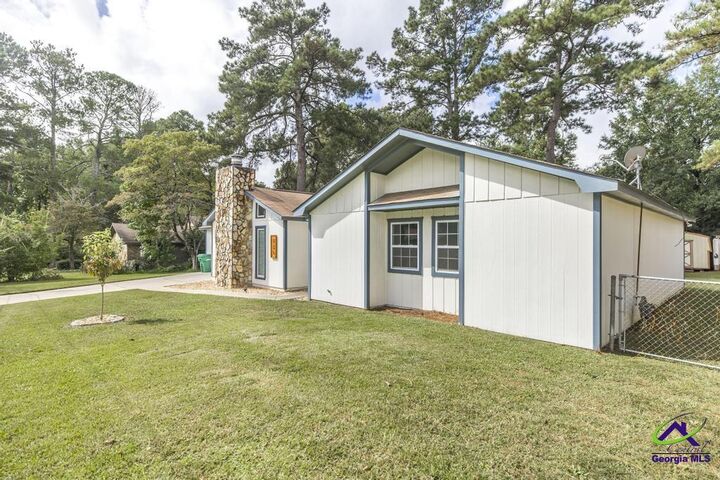 Property Photo:  221 Gilchrist Drive  GA 31093 