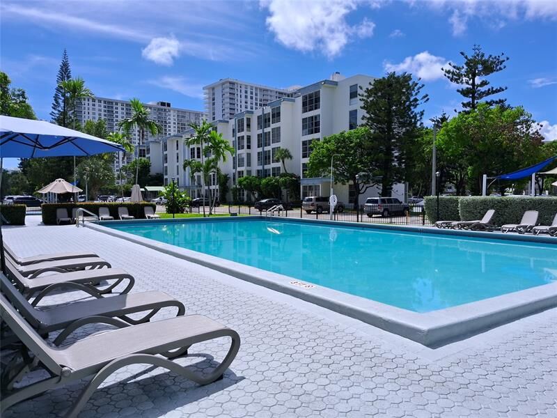 Property Photo: 17570 Atlantic Blvd 104 FL 33160