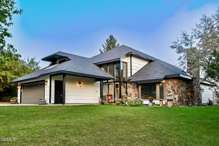 Property Photo:  2508 10th Avenue NW  ND 58703