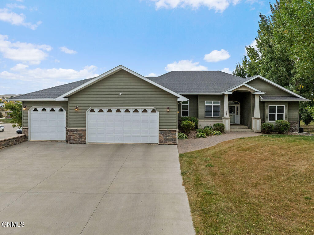 Property Photo:  733 2nd Avenue NE  ND 58854 