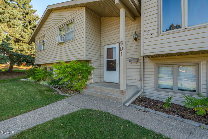 Property Photo: 501 7th Street NW ND 58554