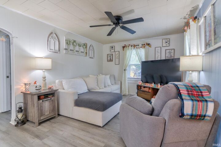 Property Photo:  1213 S Darwin Avenue  IN 47670-2813 
