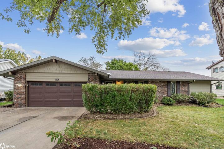 Property Photo:  1904 Edgebrook Drive  IA 50158 