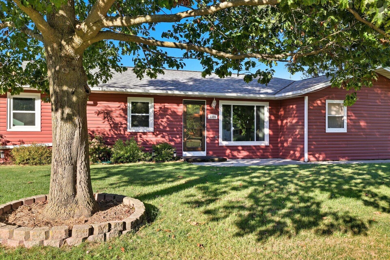 Property Photo: 1320 Brooklane Dr WI 53040