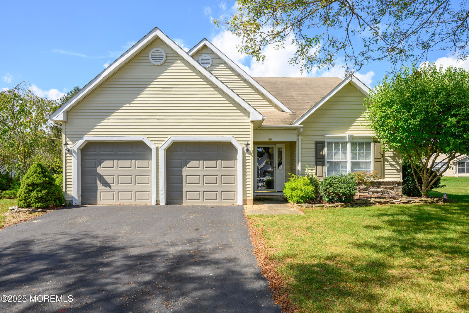 Property Photo:  10 Pine Valley Court  NJ 08701 