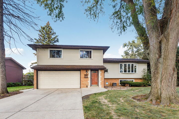 1504 E Emmerson Lane  Mount Prospect IL 60056 photo