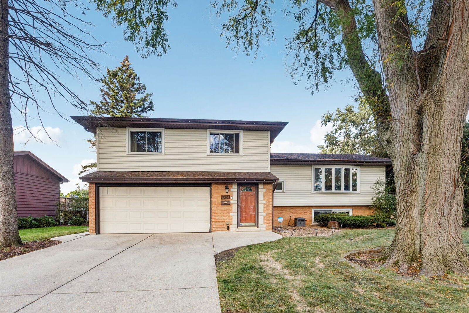 Property Photo: 1504 E Emmerson Lane IL 60056