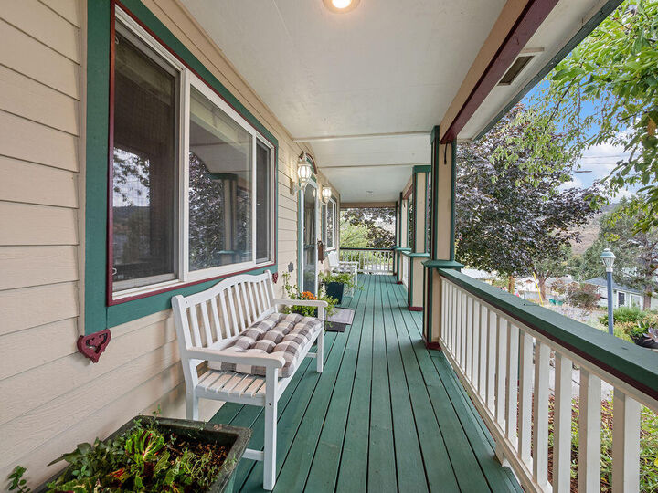 Property Photo: 328 Grant Street OR 97601