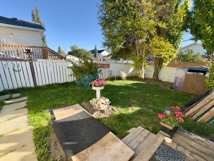 Property Photo:  129 Coventry Place NE  AB T3K 4A6 