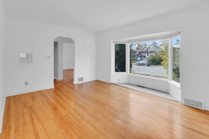 Photo de la propriété: 2412 22 Street NW AB T2M 3W6